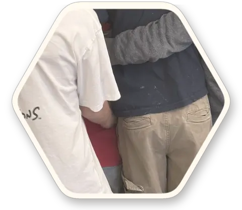 חבורת ילדים בחיבוק, זרועות על הכתפיים, מצולמים מאחור